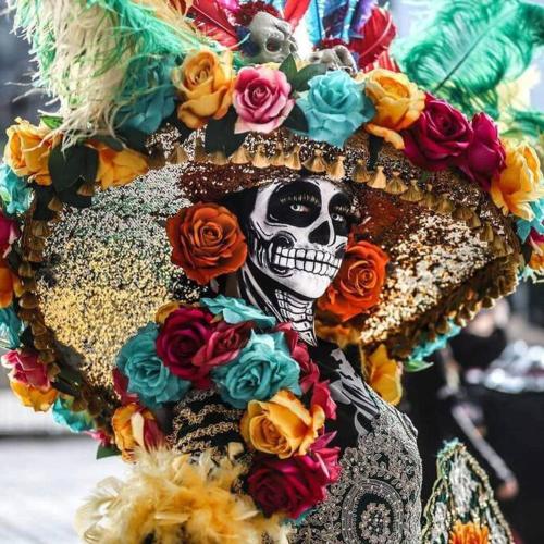 a person wearing a skeleton costume with areath of flowers at Tu joya y Tu Perla Tapatia - AC, alberca, Gym apartamento en el corazón de Guadalajara in Guadalajara