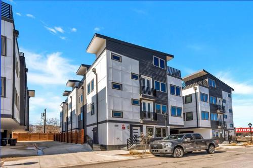 un edificio con un camión estacionado frente a él en Private Rooftop Patio + 4 Story Home in Downtown FW en Fort Worth