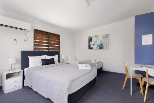 Ein Bett oder Betten in einem Zimmer der Unterkunft Tin Can Bay's Sleepy Lagoon Motel