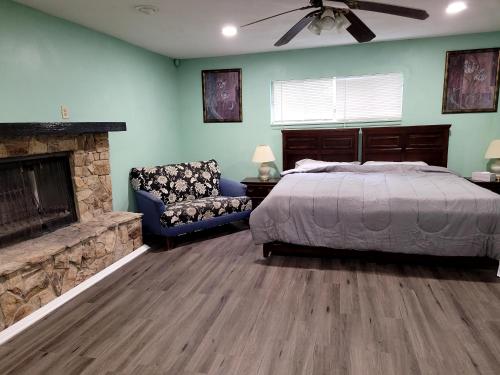 um quarto com uma cama, um sofá e uma lareira em Comfortable, Affordable Oasis in Altamonte Springs for a Couple or Family em Orlando