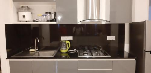 Una cocina o cocineta en Luxe Highway Residencies
