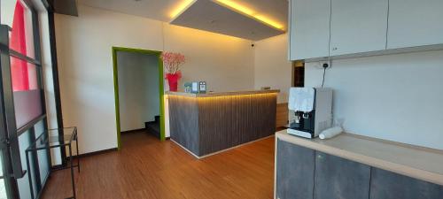 Kuchyň nebo kuchyňský kout v ubytování Olive Bedz Hotel