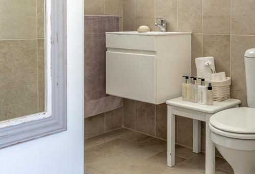 bagno con servizi igienici e lavandino di 10 on Aquavista Addo River Apartment a Colchester