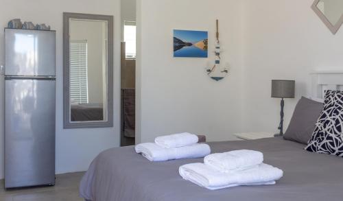 una camera da letto con un letto con tre asciugamani di 10 on Aquavista Addo River Apartment a Colchester