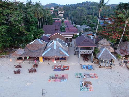 una vista aerea di un resort su una spiaggia di Lanta Fa Rung Beach Resort a Ko Lanta