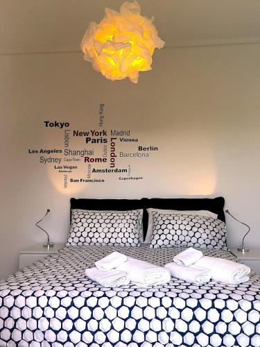 a bedroom with a bed with a sign on the wall at Gebel Grin in Palermo
