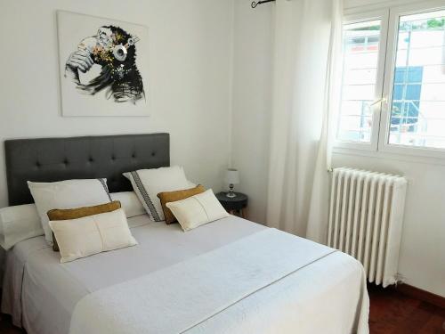 Un pat sau paturi într-o cameră la Suite sur la mer Marseille Corniche