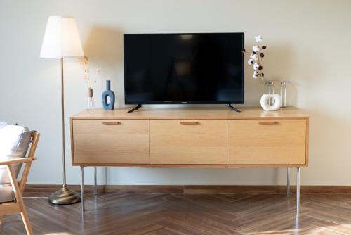 TV a/nebo společenská místnost v ubytování Sline Hotel and Apartment