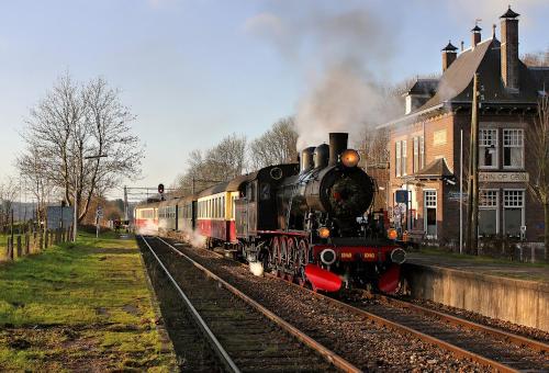 a steam engine train is coming down the tracks at Enjoy Heuvelland in Simpelveld