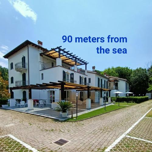 a house with meters from the sea at Residenza Casa Bianca in Marina di Massa