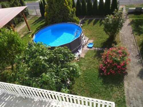 een uitzicht over een zwembad in een tuin bij Two bedroom apartment with swimming pool in Gyenesdiás