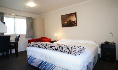 Postel nebo postele na pokoji v ubytování Brooklyn Motor Lodge
