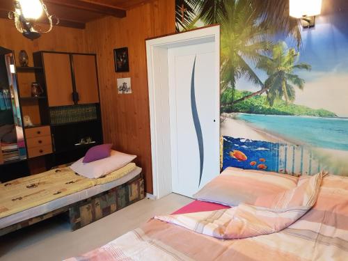 ベンゴジェボにあるPokoje u Gosiのベッド2台付きの部屋、絵画のあるドア