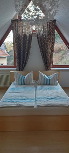 Postel nebo postele na pokoji v ubytování Winzerhaus Rissweg 15