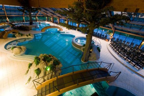- une vue sur la grande piscine située dans un bâtiment dans l'établissement Apartments Bohinjc, à Bohinj