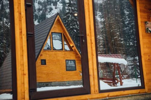 a house in the window of a cabin at Finașii in Albac