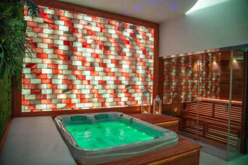 a bathroom with a jacuzzi tub in a room at B&B Del Centro e SPA in Partinico