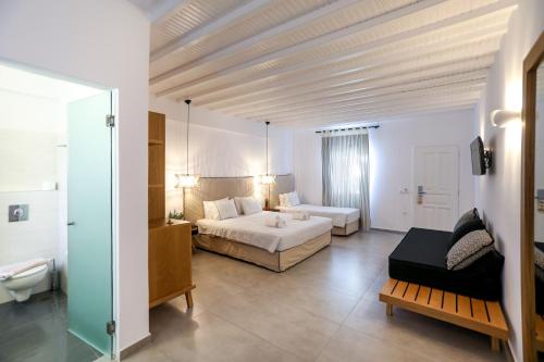 una camera d'albergo con letto e bagno di Petinaros Hotel a Mykonos Città