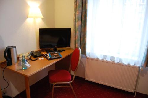 TV a/nebo společenská místnost v ubytování City-Hotel Am Wasserturm Halle