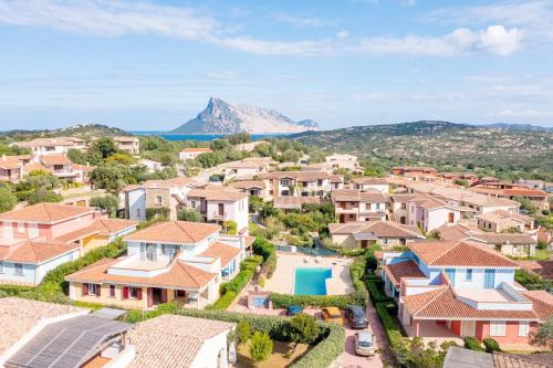 Fotografie z fotogalerie ubytování Apartments in Residence with swimming pool in Cala Girgolu v destinaci Monte Petrosu