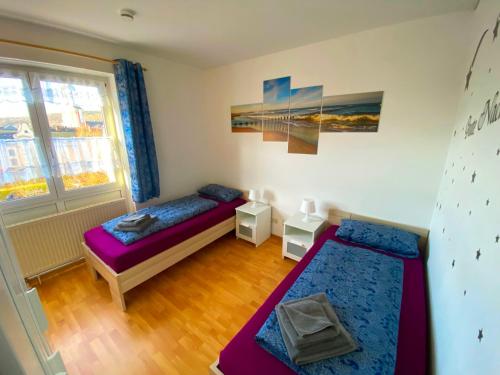 1 dormitorio con 2 camas y ventana en Ferienwohnung Greiz, en Greiz