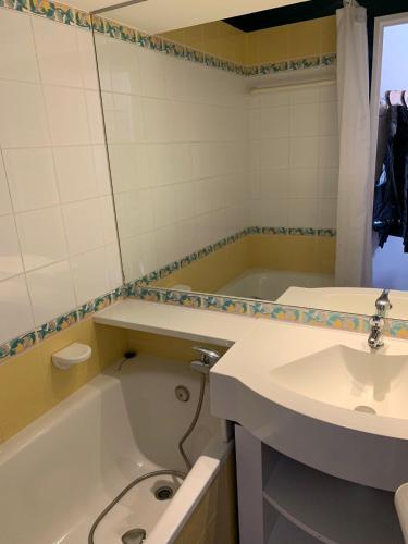 une salle de bain avec une baignoire et un lavabo dans l'établissement Epicea Avoriaz, three bedroom apartment, 62 m2, 4th floor, 8 ppl, à Avoriaz