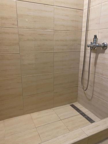 eine Dusche mit Glastür im Bad in der Unterkunft LOTUS ALMANSOURi لوتس المنصوري in Kruščica