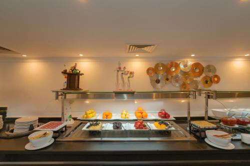 um buffet com muitos tipos diferentes de comida em MinaMark Beach Resort for Families and Couples Only em Hurghada