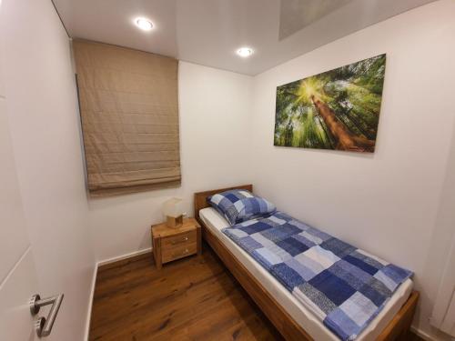a bedroom with a bed and a picture on the wall at Handwerkerwohnung - Monteurunterkunft in Crumstadt