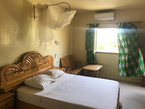 Un pat sau paturi într-o cameră la A la Ficelle du Lac Rose