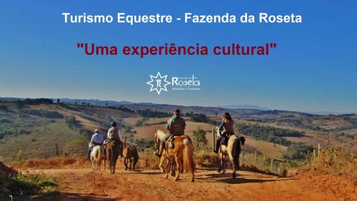 grupa ludzi jeżdżących konno po polnej drodze w obiekcie Fazenda da Roseta - Turismo Rural e Passeios a Cavalo - w mieście Baependi