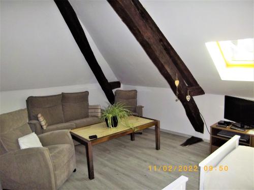 ein Wohnzimmer mit einem Sofa und einem Couchtisch in der Unterkunft sérénite normande in Bolbec