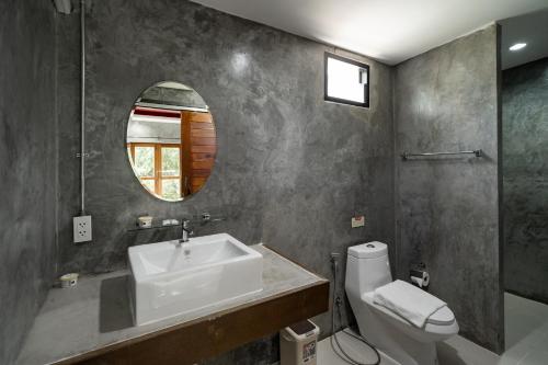 Ett badrum på The Loft Panwa Resort