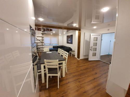 a kitchen and dining room with a table and chairs at Handwerkerwohnung - Monteurunterkunft 