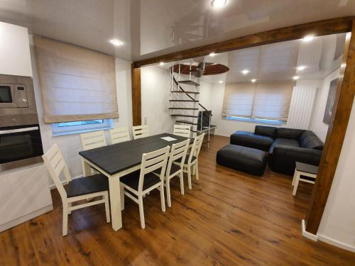 a living room with a table and chairs and a couch at Handwerkerwohnung - Monteurunterkunft in Crumstadt