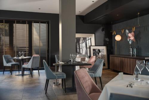 a dining room with tables and chairs in a restaurant at Coast Hotel & Spa - Adults Only Aperto tutto l'anno in Milano Marittima