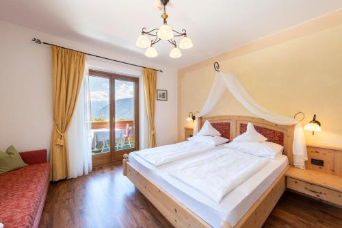 Una cama o camas en una habitación de Hotel Moserhof