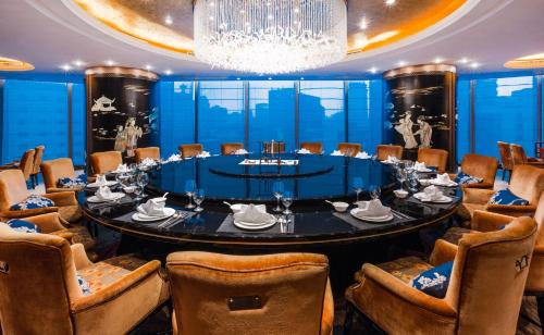 a conference room with a large table and chairs at InterContinental Fuzhou in Fuzhou