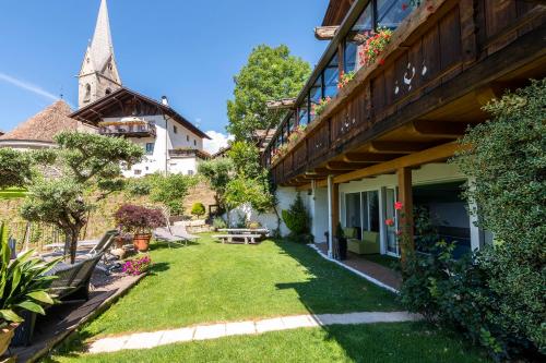 Un jardín fuera de Hotel Moserhof