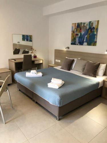 Un pat sau paturi într-o cameră la Vanessa House Luxury Apartments