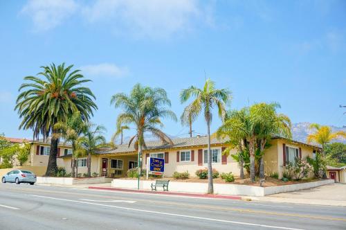 budynek z palmami po stronie ulicy w obiekcie Town and Country Inn w mieście Santa Barbara