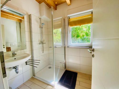 Ванна кімната в Ferienhäuser mit Seeblick direkt am Plauer See