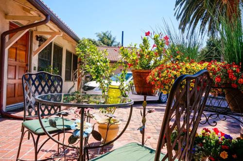 Κήπος έξω από το Harbor House Inn
