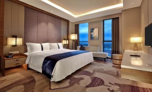 เตียงในห้องที่ Holiday Inn Chengdu Qinhuang, an IHG Hotel