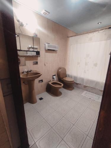 bagno con lavandino, servizi igienici e lavandino di Casa amplia estacionamiento privado. a Ushuaia
