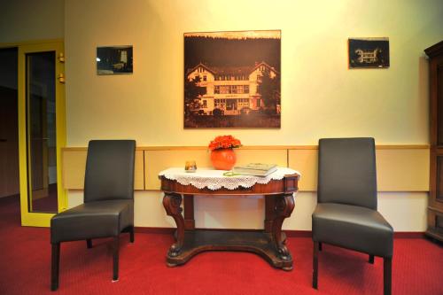 a conference room with a table and two chairs at Belweder in Duszniki Zdrój