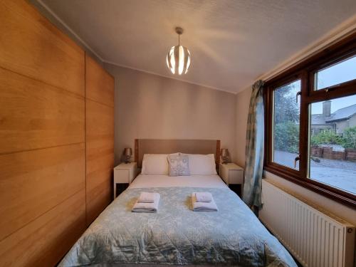 ein Schlafzimmer mit einem Bett mit zwei Handtüchern darauf in der Unterkunft Troutbeck 12 in Windermere