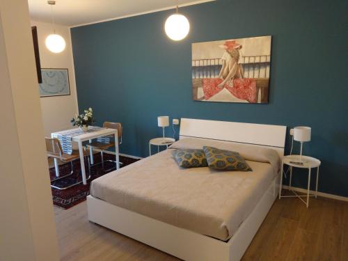 Monticello Conte Otto的住宿－Residenza Capitello 48，一间卧室设有一张床和蓝色的墙壁