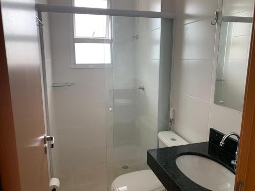 ein Badezimmer mit Dusche, Waschbecken und Toilette in der Unterkunft SOLAMAR - PRAIA Das TONINHAS in Ubatuba