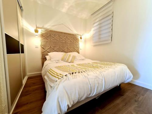- une chambre avec un lit doté de draps blancs et d'une tête de lit dans l'établissement Appartement 0321, piscine - parking - proche plages - Palmazur Vacances, à Cannes
